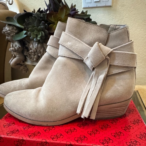 Women’s Guess Suede Camrin Bootie with Fringe Size 7 - Picture 1 of 7